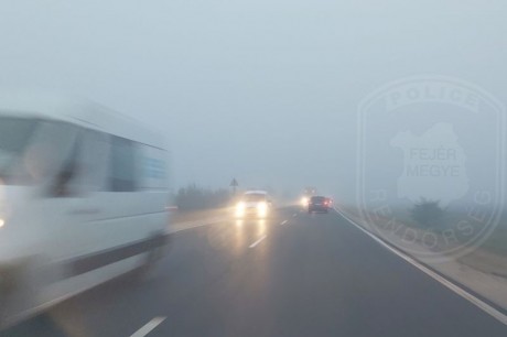 Rendőrségi tanácsok a ködben való biztonságos vezetés segítése érdekében